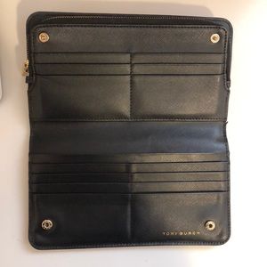 Tory Burch Bags - Tory Burch Robinson Hidden Zip Continental wallet Tory Burch Bags - Tory Burch Robinson Hidden Zip Continental wallet